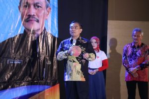 Hardiknas, Pelajar Berprestasi dan Tokoh Pendidikan Kota Cirebon Diganjar Penghargaan
