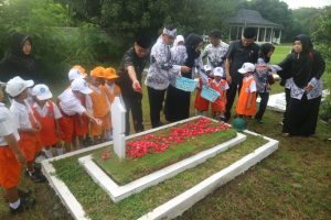 Jelang Puncak Peringatan Hardiknas, Siswa TK hingga SMA Tabur Bunga di Taman Makam Pahlawan