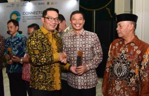 Gubernur Anugerahi 13 Daerah Terkreatif se-Jabar
