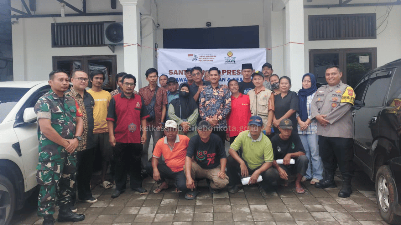 Lurah Kesambi Berikan Santunan dan Apresiasi kepada Pahlawan Keamanan dan Kebersihan