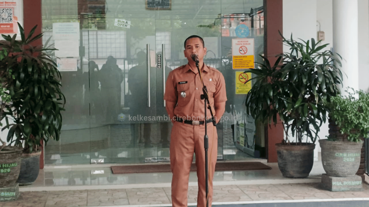 Lurah Kesambi Pimpin Apel Pagi, Himbau Jaga Kesehatan dan Kebersihan di Musim Penghujan