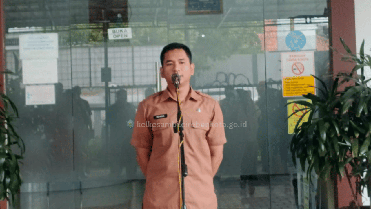 Lurah Kesambi Pimpin Apel Pagi, Tekankan Disiplin dan Persiapan Rembug Warga