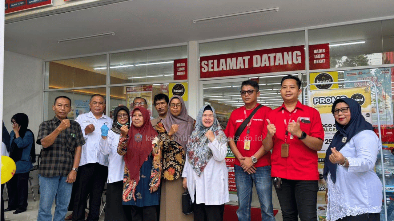 Sekretaris dan Kasi Pemberdayaan Masyarakat Monitoring Posyandu Tulip di RW 02 Karang Anyar
