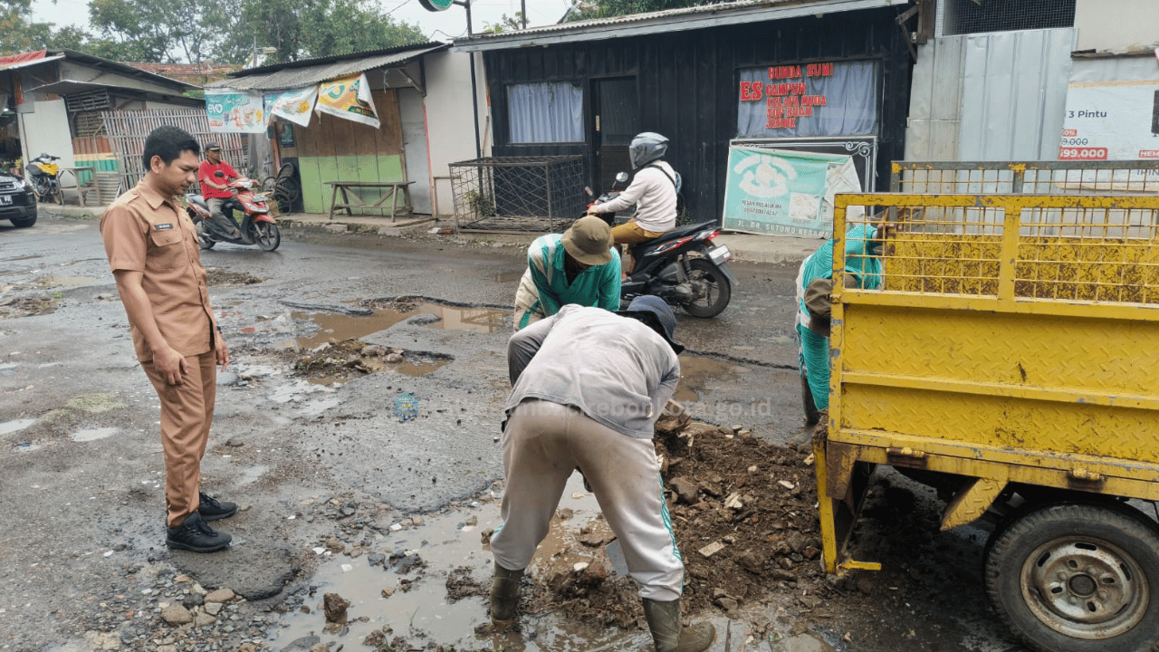 Lurah Kesambi Monitoring dan Lakukan Penanganan Sementara Jalan Rusak di Jl. Dr. Sutomo