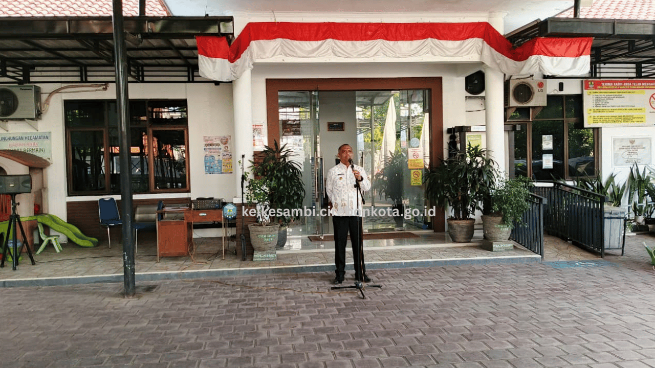 Lurah Kesambi Mengikuti Apel Pagi Rutin Kecamatan Kesambi