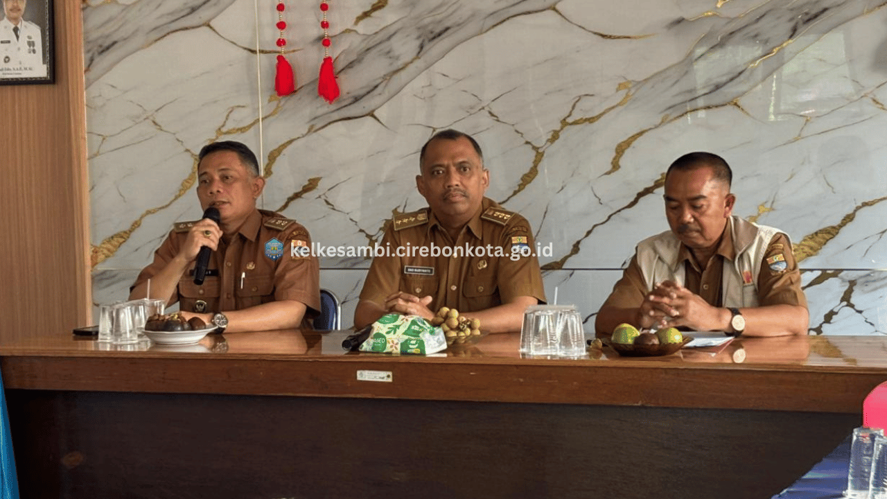 Lurah Kesambi Dampingi Tim Penilai Lomba Kelurahan Bersih di RW 01 Karang Anyar