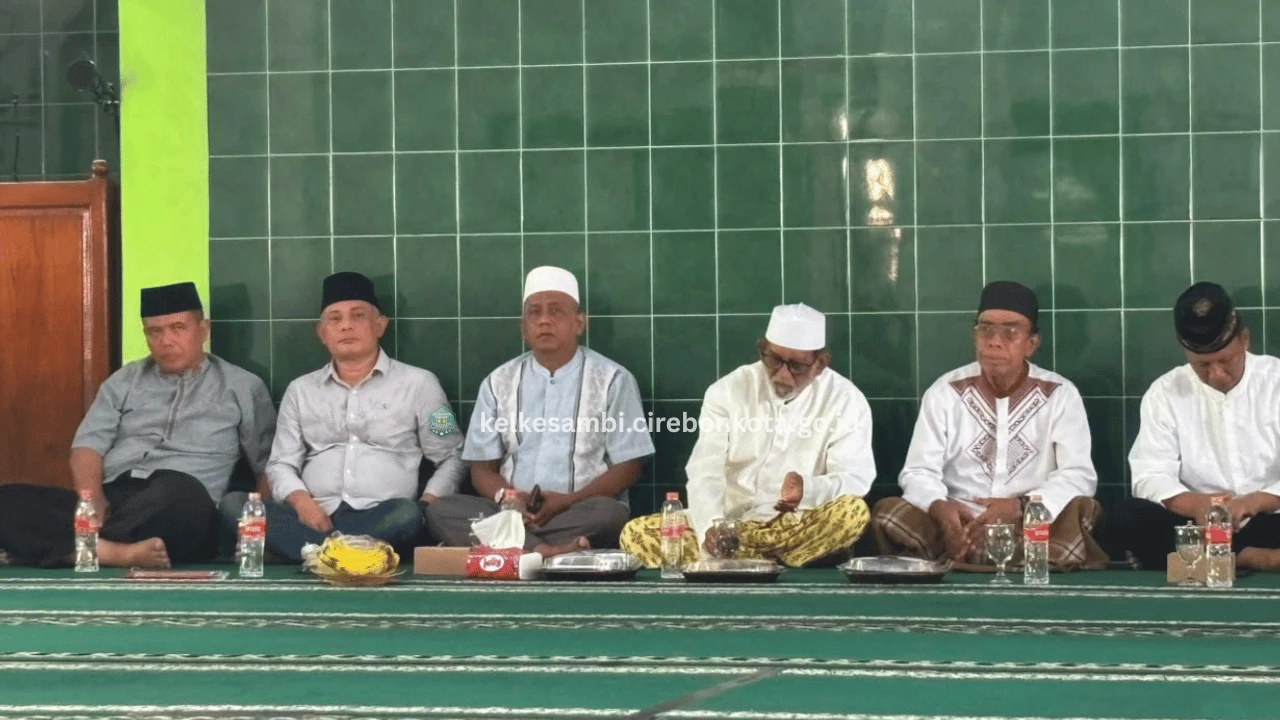 Lurah Kesambi dan Ketua TP PKK Hadiri Pengajian Rutin Bulan Wara, Perkuat Ukhuwah dan Kebersamaan Warga
