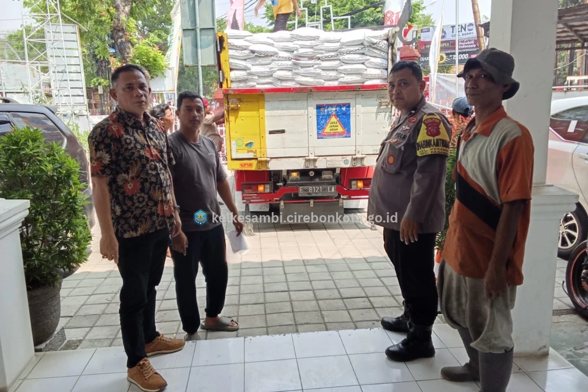 Lurah Kesambi Monitoring Dropping Beras Bantuan Pangan, Pastikan Penyaluran Berjalan Lancar